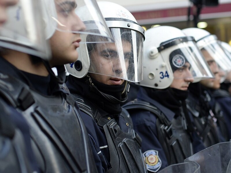 Turkse oproerpolitie, waarvan gisteren 350 eenheden werden overgeplaatst vanwege het corruptieschandaal in het land.