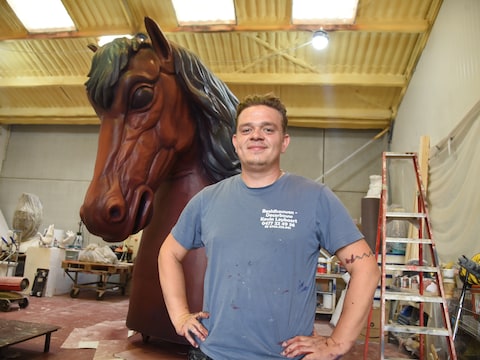 Kevin Leybaert bij het immense paardenhoofd. Hoe het er volledig zal uitzien, is nog een verrassing voor Katuit.