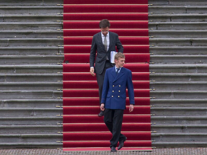 Mark Rutte ging gisteren naar Paleis Huis Ten Bosch in Den Haag om het ontslag van zijn regering aan koningin Beatrix aan te bieden.