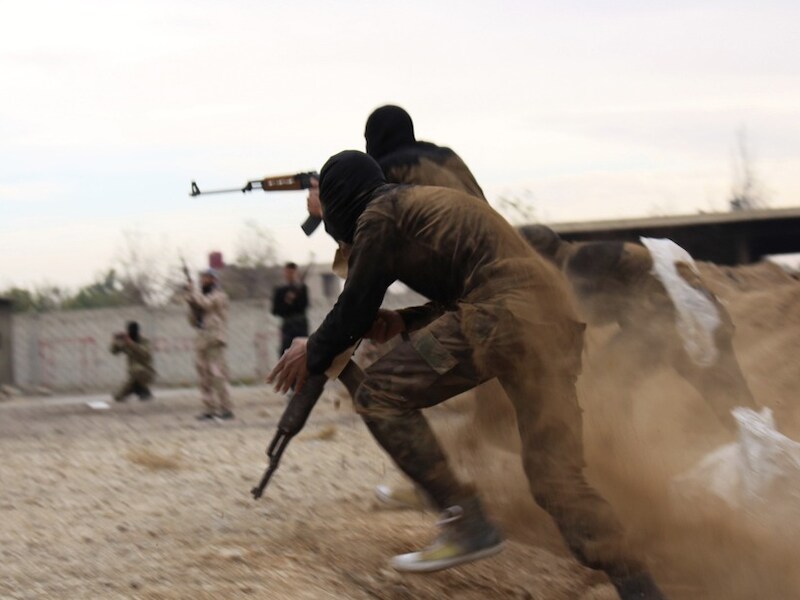 Islamitische strijders van de Al-Sham-brigade krijgen een militaire training in een kamp nabij Damascus.