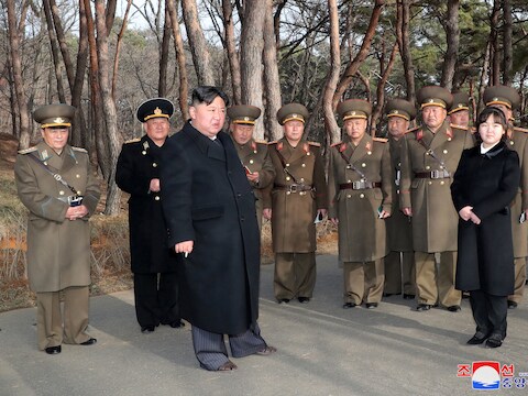 De Noord-Koreaanse leider Kim Jong-un (derde van links) samen met zijn dochter Kim Ju-ae (rechts) bij een raketoefening. 