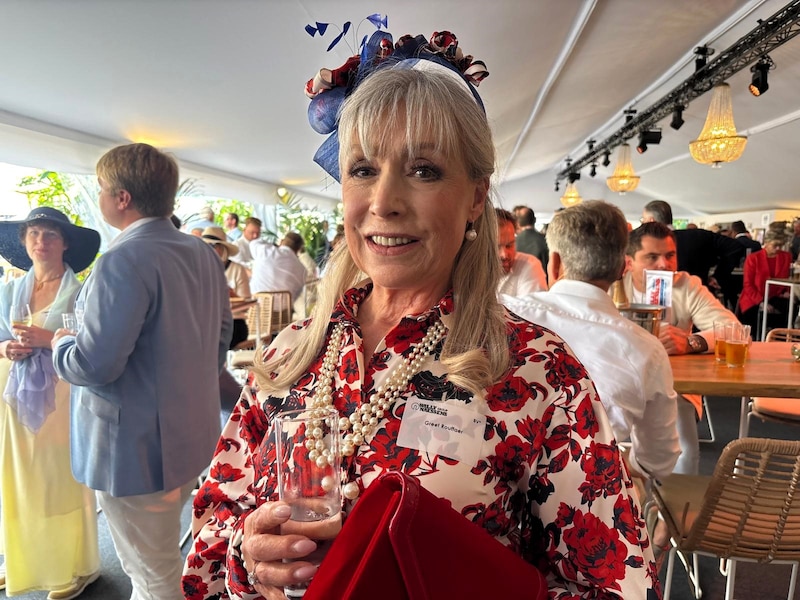 Actrice Greet Rouffaer (67) voor het eerst op Waregem Koerse: “Ongelooflijk wat meneer Naessens uit de grond heeft gestampt”
