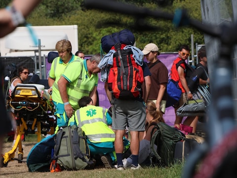 Voor een aantal campinggasten is de vijfde dag de dag te veel. Een van de gasten kan door de vermoeidheid niet meer op de benen staan. 