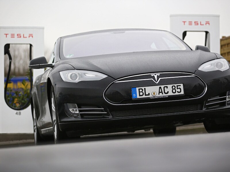 Elektrische wagens zoals de Tesla S (foto) blijken geen wondermiddel te zijn.