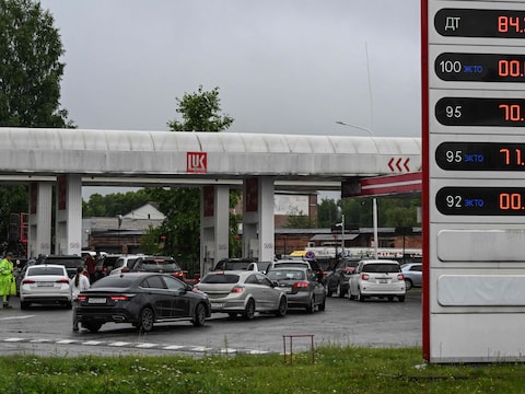 Mensen staan ​​in de rij om hun auto te tanken bij een Lukoil-tankstation in Vologda, Rusland, op 14 juli. In verschillende regio’s is rantsoenering ingevoerd, terwijl sommige tankstations en ketens uitverkocht zijn of gesloten zijn vanwege een tekort aan voorraden. 
