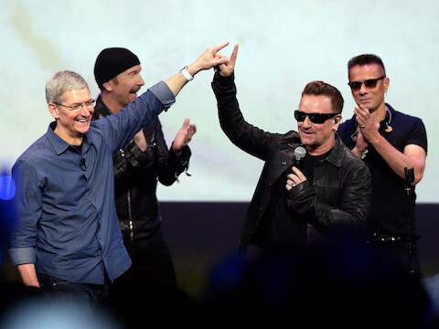 Tim Cook (links) had met U2 nog een laatste verrassing in petto.