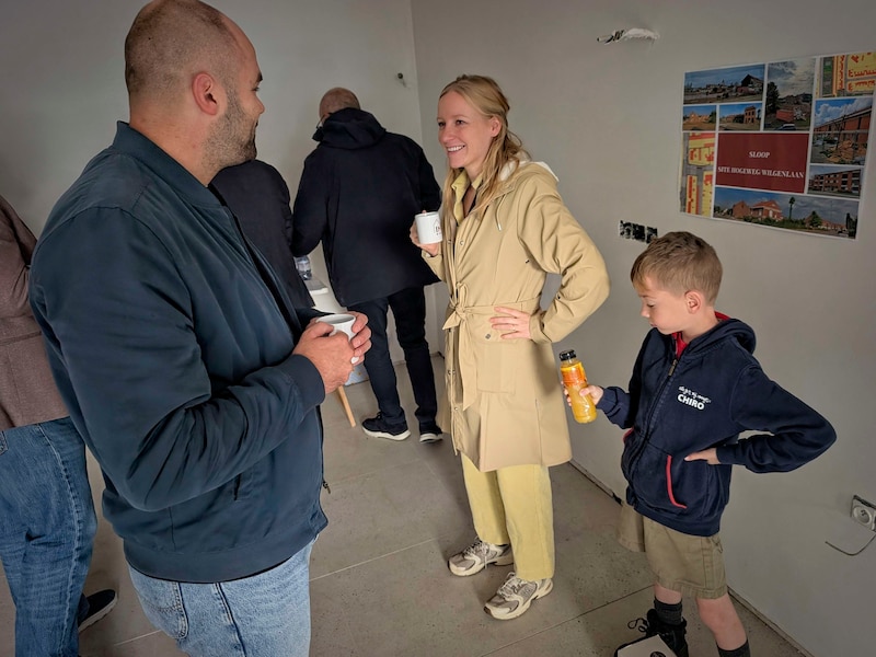 De minister bracht een bezoek aan de werf in de Hogeweg, waar !Mpuls bouwt aan 22 nieuwe wooneenheden