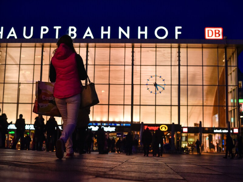 Het station in Keulen waar meer dan 100 vrouwen tijdens de nieuwjaarsnacht werden aangerand en bestolen en enkele zelfs verkracht.