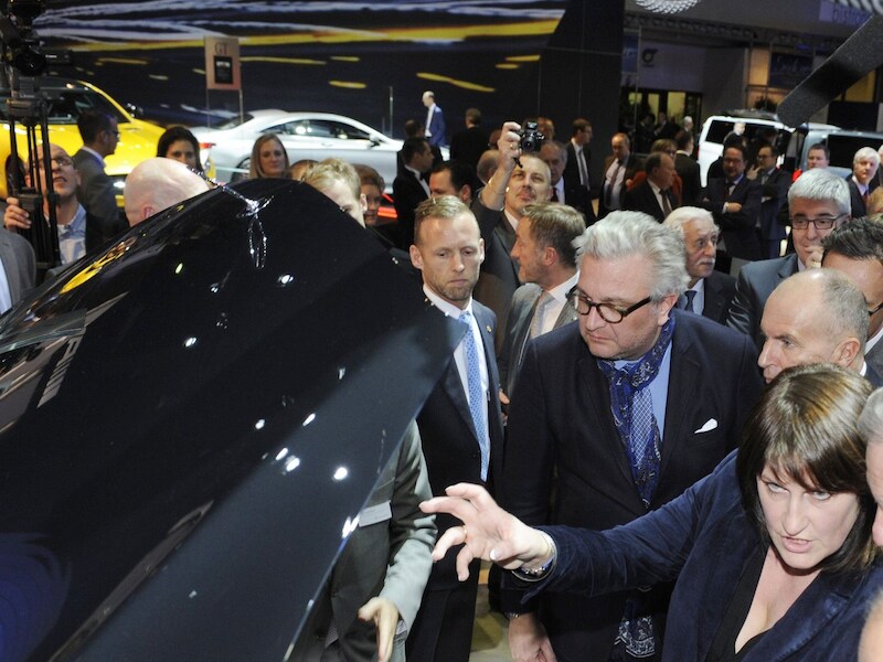 Veel volk op het "kleine" autosalon dit jaar. Ook prins Laurent kwam een kijkje nemen.