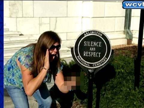 Deze foto brengt twee Amerikaanse werkneemsters in nauwe schoentjes.