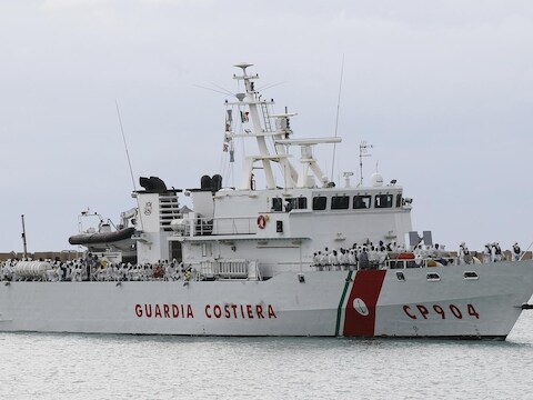 Een schip van de Italiaanse kustwacht, die dagelijks duizenden bootvluchtelingen redt.