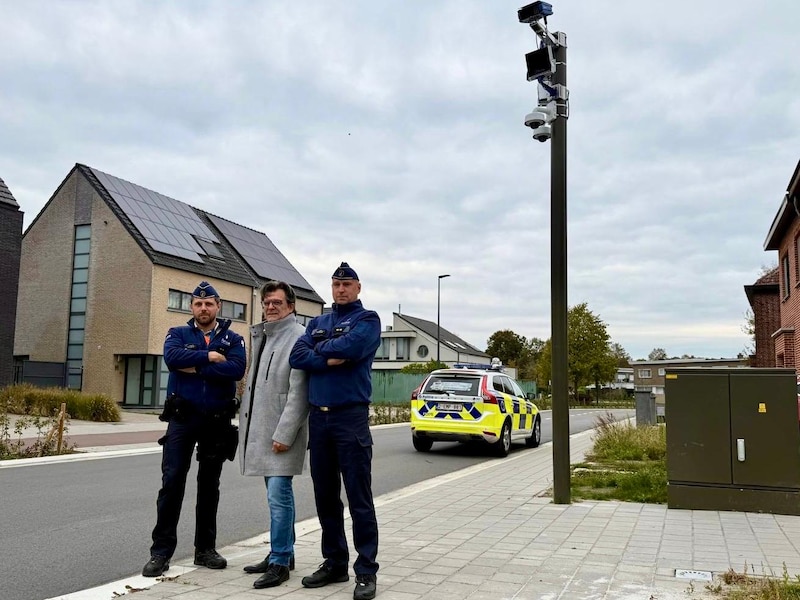 Commissaris Jonas Cammans (Technologiegestuurde politiezorg), burgemeester Eddy Bevers en commissaris Steven Aerts (Postoverste politiepost Willebroek) bij de trajectcontrole op de Breendonkstraat in Willebroek