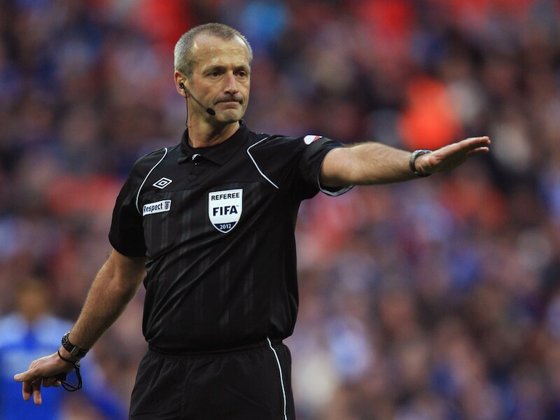 De ref Martin Atkinson in actie.