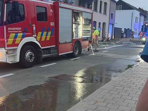 De brandweer was maandagavond met verschillende voertuigen ter plaatse in de Heidestraat in Sint-Katherina-Lombeek. De woning liep zware schade op en werd onbewoonbaar verklaard.