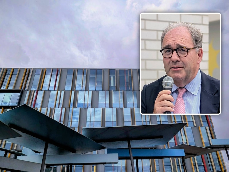 Stadhuis van Aalst, het stedelijk administratief centrum aan het Werfplein., Inzet: Burgemeester Christoph D'Haese (N-VA).