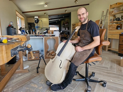 Vioolbouwer Vik Vandamme in z’n nieuwe werkplek in Lichtervelde