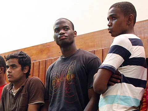 Omdat ze zich bij de islamistische groepering al-Shabaab wilden aansluiten, verschenen Michael Adebolajo (midden) en zes andere mannen in 2010 voor de rechtbank in Kenia.