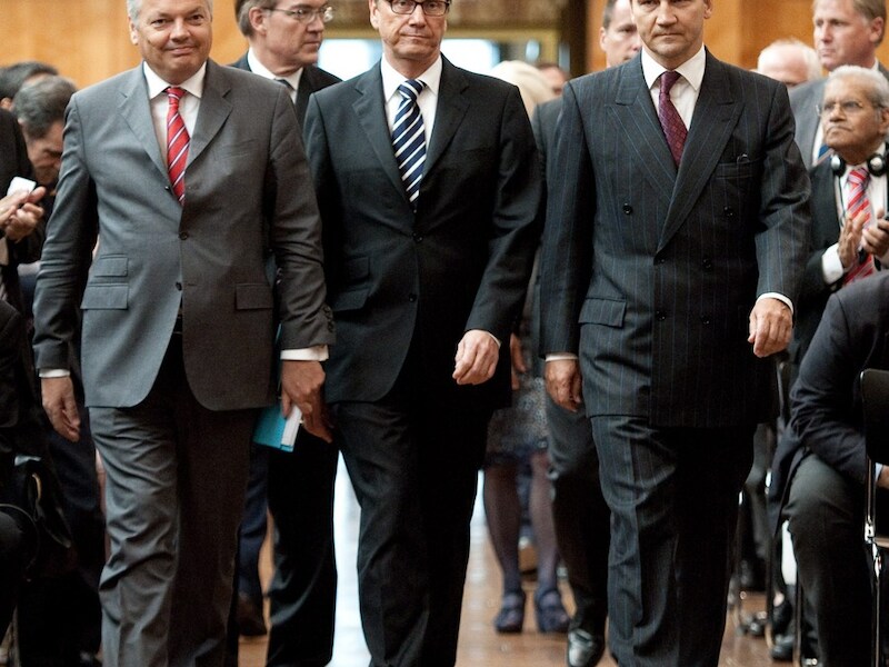 pools Minister van Buitenlandse Zaken Radoslaw Sikorski (rechts) aan de zijde van Belgische en Duitse collega's, Didier Reynders (links) en Guido Westerwelle (midden).