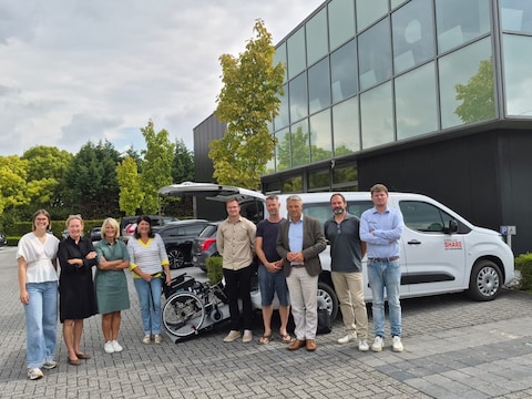 De rolstoeltoegankelijke deelauto werd maandag voorgesteld bij CM Roeselare.