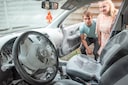 Shanny Roels en Michael Geers bij hun auto, waarin de daders een brandblusapparaat hebben leeggespoten om sporen te wissen.