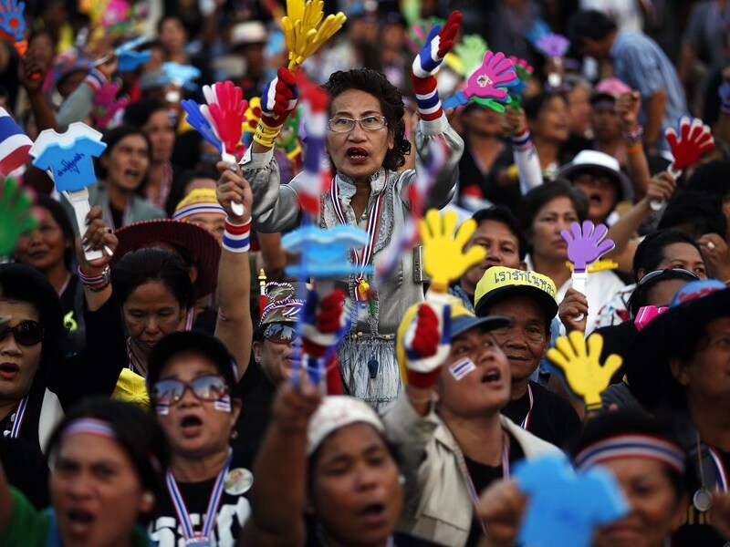 Tienduizenden mensen protesteerden in Bangkok tegen de amnestiewet.