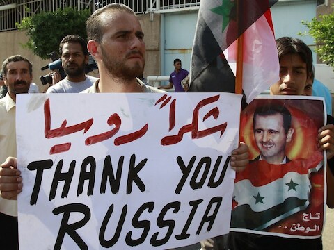 Syrische nationalisten betuigen hun dankbaarheid aan Rusland voor de Russische ambassade in Beirut.