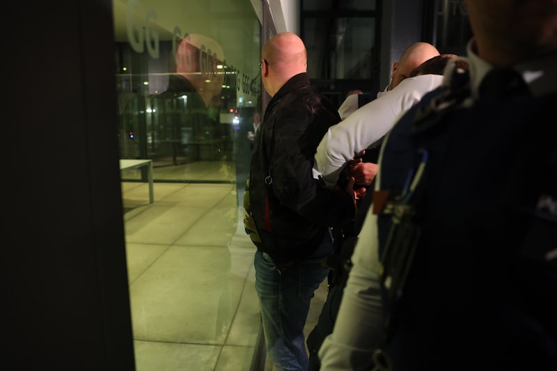 Een man veroorzaakte onrust aan de ingang van het gerechtsgebouw. De politie kon hem snel overmeesteren. 