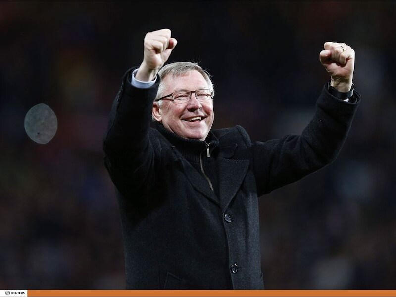 Sir Alex Ferguson is zo te zien erg blij met het zakgeld dat hij krijgt van Manchester United