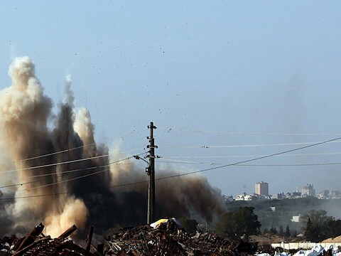 Israëlische raketten treffen een militair kamp van Hamas.