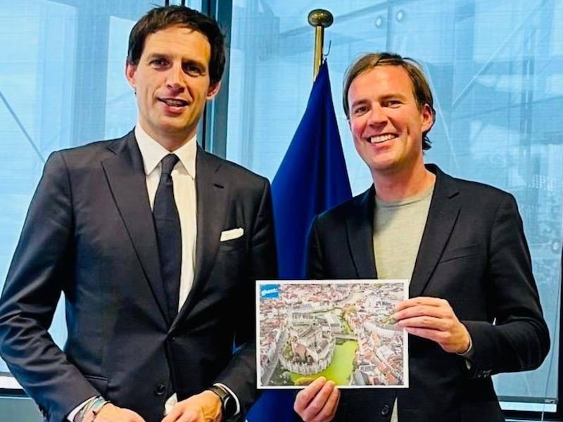 Burgemeester Mathias De Clercq van Gent overhandigde de kaart aan Europees commissaris Wopke Hoekstra.