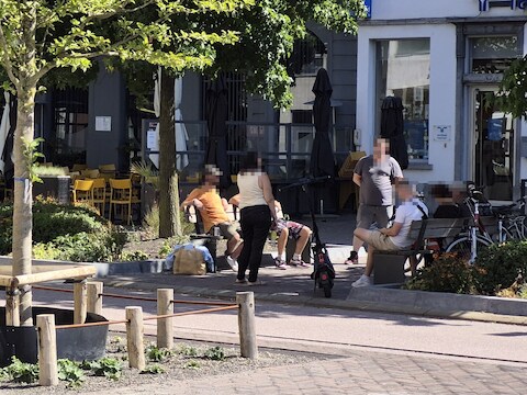 Een groep van soms tot 30 mensen kampeert dagelijks aan de banken op de Houtbriel 