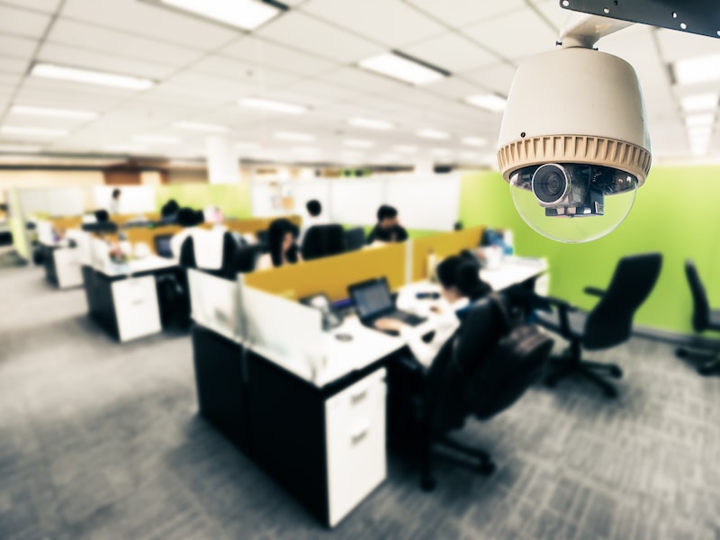 Mag je baas je met een camera bespieden terwijl je (thuis)werkt? En hoe zit het met monitoringsoftware?