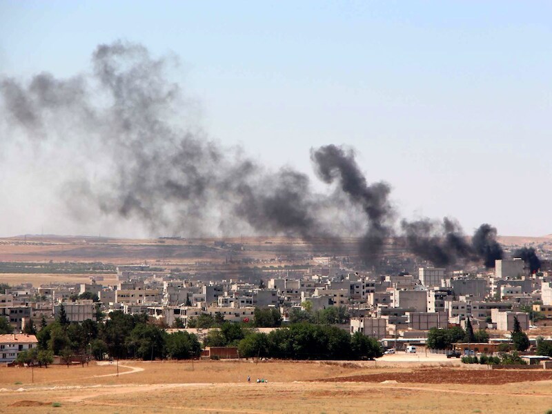 Een rookpluim boven Kobani, waar de gevechten tussen IS en Koerdische strijdkrachten zijn opgelaaid.