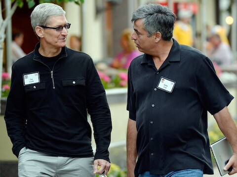 De alarmbellen zullen ongetwijfeld rinkelen bij Apple, op deze foto CEO Tim Cook met zijn SVP, Eddy Cue.
