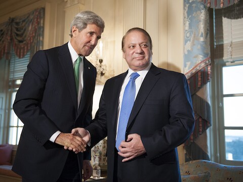 De Amerikaanse minister van Buitenlandse Zaken John Kerry (links) zondag in Washington met de Pakistaanse premier Nawaz Sharif.