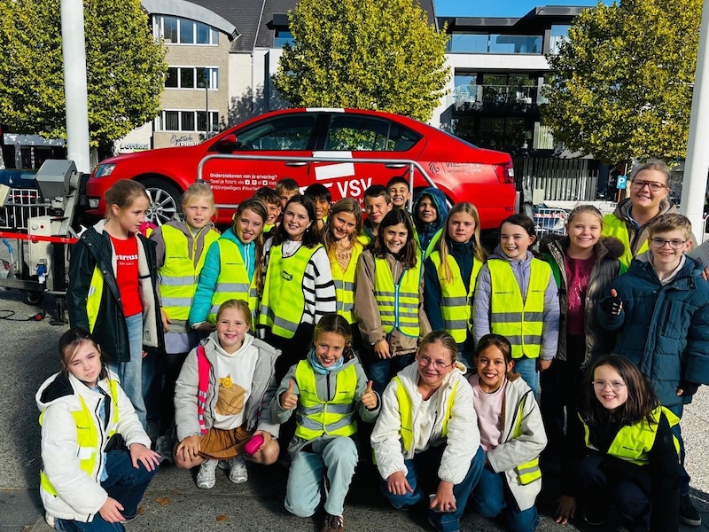 De sessie liet de leerlingen niet alleen luisteren naar uitleg, maar ook zelf ervaren welke risico’s er schuilgaan in het verkeer. 