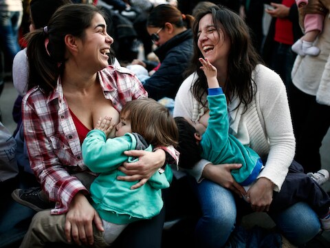 Afgelopen zaterdag gaven vrouwen in de Argentijnse hoofdstad Buenos Aires de borst in het openbaar, nadat een vrouw uit een park was weggestuurd omdat ze daar borstvoeding gaf.