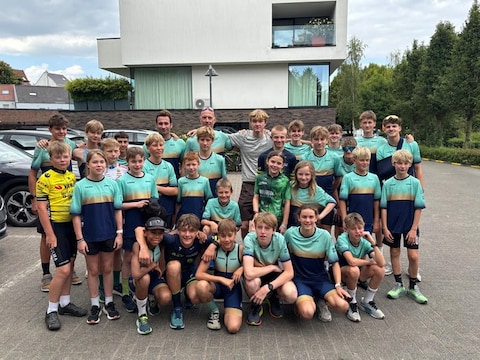 De 25 jongeren die afgelopen week genoten van het triatlonkamp in Halle.