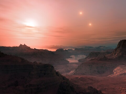 Impressie van een zonsondergang op de superaarde Gliese 667 Cc.