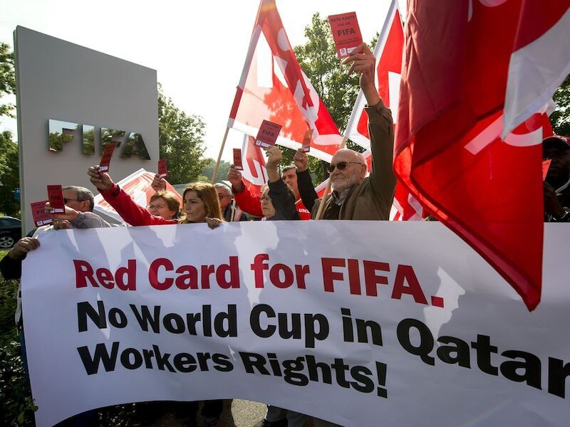 Zwitsers protesteren bij het hoofdkantoor van de FIFA tegen het WK in Qatar.