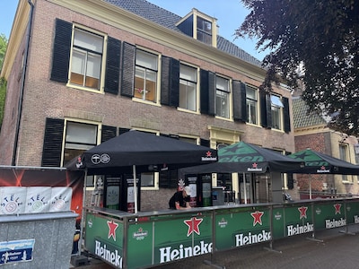 Verbazing over biertent voor de deur van verslavingskliniek: “Niet goed over nagedacht”