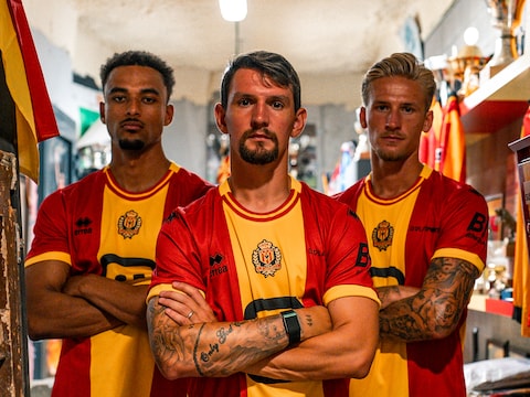 KV Mechelen stelt haar nieuwe thuisshirt voor.