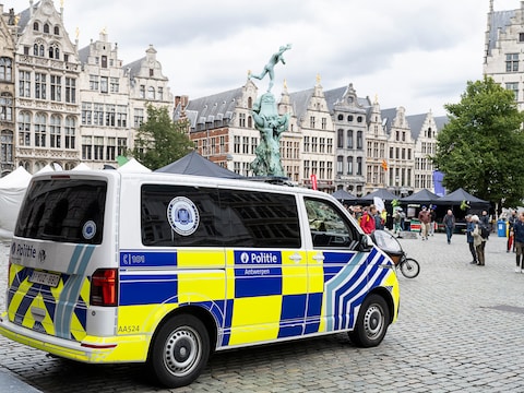 De politie moest ingrijpen nadat er vrijdagochtend een vechtpartij was ontstaan op de Grote Markt van Antwerpen.
