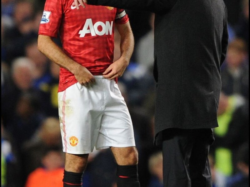 Giggs krijgt aanwijzingen van coach Alex Ferguson.
