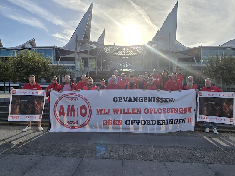 Op het spandoek van de vakbond staat de eis voor structurele oplossingen in plaats van het opvorderen van personeel.
