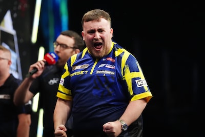 Na titanenduel met Luke Humphries: emotionele Luke Littler wint tweede Premier League