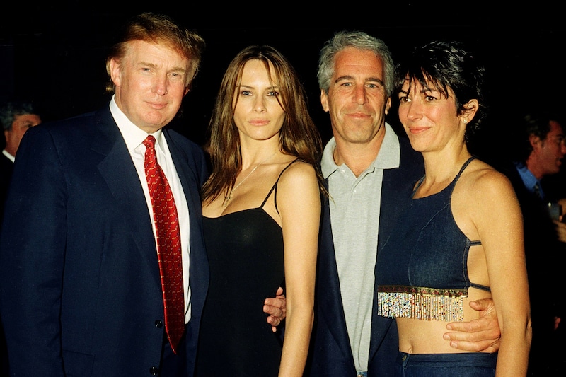 Beeld van begin 2000. Toen nog vastgoedmagnaat Donald Trump samen met Melania op de foto met Jeffrey Epstein en Ghislaine Maxwell.