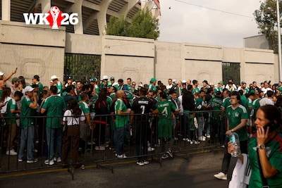 Mexicaanse fans verzamelen nu al massaal aan Aztekenstadion,