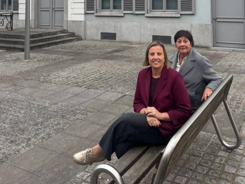 Bernadette Vanherpe (achteraan) volgt Eva Deflo (vooraan) op als gemeenteraadslid voor Team Avelgem.