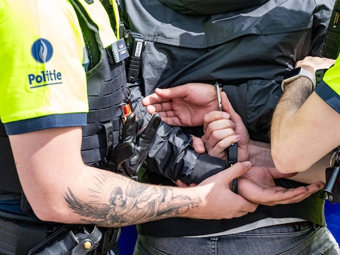 Illustratiebeeld: De Antwerpse politie controleerde negentien bromfietsen en e-steps. Twee opgevoerde bromfietsen en een groot mes werden in beslag genomen. Een bestuurder die een joint rookte, werd gearresteerd.